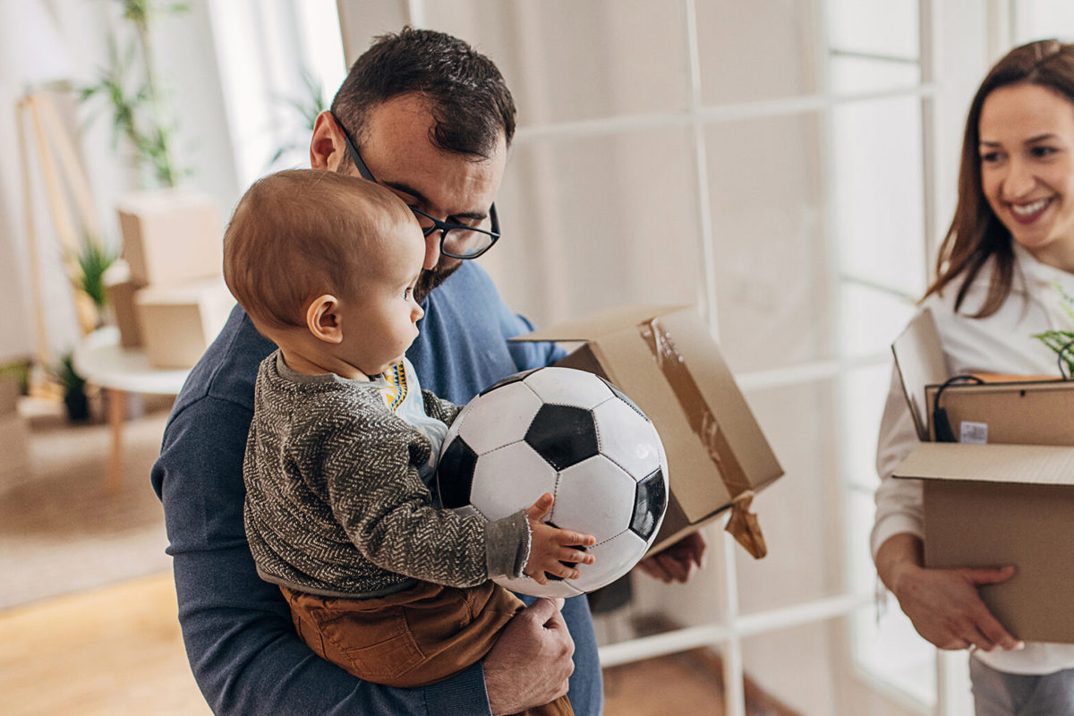 Familie med flyttekasser og baby