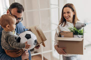 Familie med flyttekasser og baby